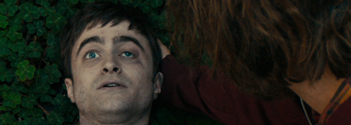 Daniel Radcliffe sa v šialenej komédii stáva prdiacou mŕtvolou a najlepším priateľom Paula Dana