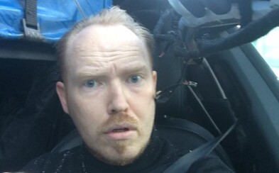 Dánský iluzionista si krátce po hrůzostrašné nehodě udělal kuriózní selfie, kterým apeluje na vládu Dánský iluzionista si krátce po hrůzostrašné nehodě udělal kuriózní selfie, kterým apeluje na vládu