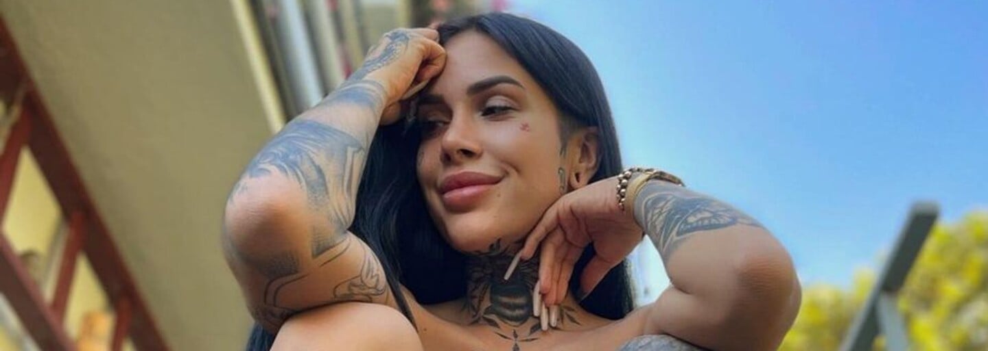 Darine Moore: Mnohé baby na Onlyfanse si za selfíčka z kúpeľne o špinavé zrkadlo pýtajú nehorázne peniaze. Malo by to mať úroveň