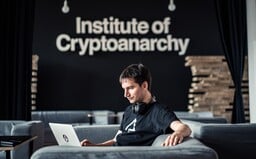 Darknet je výrazne bezpečnejší ako díler na ulici, hovorí profesionálny hacker Juraj Bednár (Rozhovor)