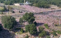 Dav Bielorusov kričí jasné heslo: Odstúpiť! Ide zrejme o najväčší protest v histórii krajiny