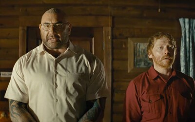 Dave Bautista a Rupert Grint zviažu homosexuálnych rodičov v chate. V novom filme M. Nighta Shyamalana tak chcú predísť apokalypse