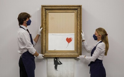 Napůl skartovaný Banksyho obraz se prodal za více než půl miliardy korun.