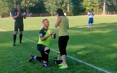 Slovák počas futbalu simuloval zranenie. Po príchode zdravotníčky ju požiadal o ruku priamo na ihrisku.
