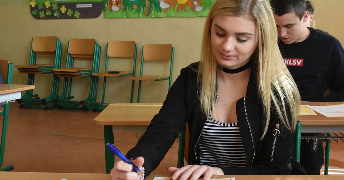 České školy zakazují crop topy nebo tepláky. „Oblékání deváťaček přešlo rozumnou hranici,“ tvrdí ředitel