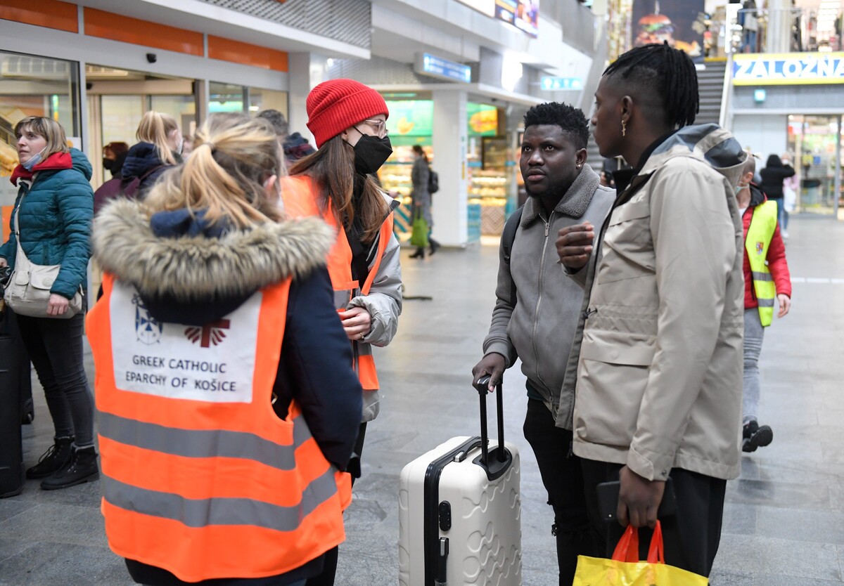 Na snímke utečenci z Ukrajiny, z afrických krajín a krajín Blízkeho východu na košickej železničnej stanici. Košice, 2. marca 2022.