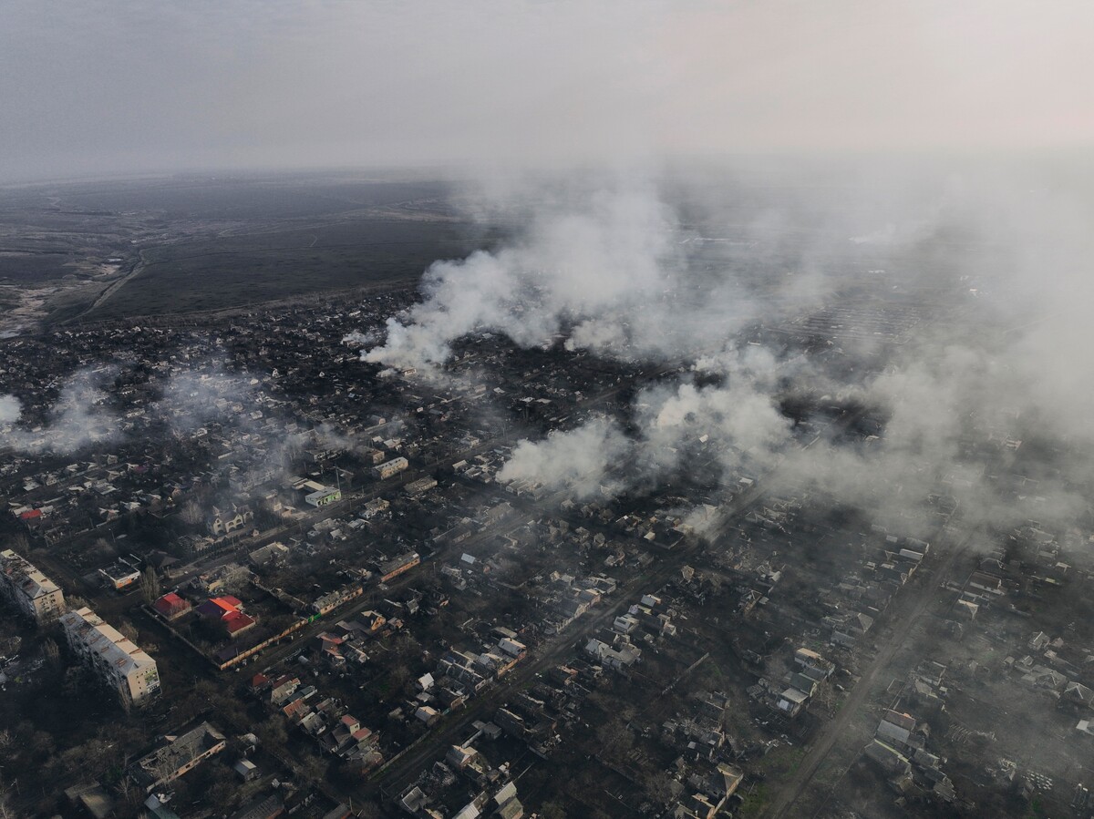 Dym stúpa po ruských útokoch na predmestí mesta Bachmut v Doneckej oblasti na východe Ukrajiny v utorok 27. decembra 2022. Mesto Bachmut je považované za kritický bod na fronte na východnej Ukrajine.