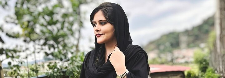 Pohřeb Íránky, která zemřela po zásahu mravnostní policie, se změnil v masivní protest. Ženy na něm sundávaly pokrývky hlavy