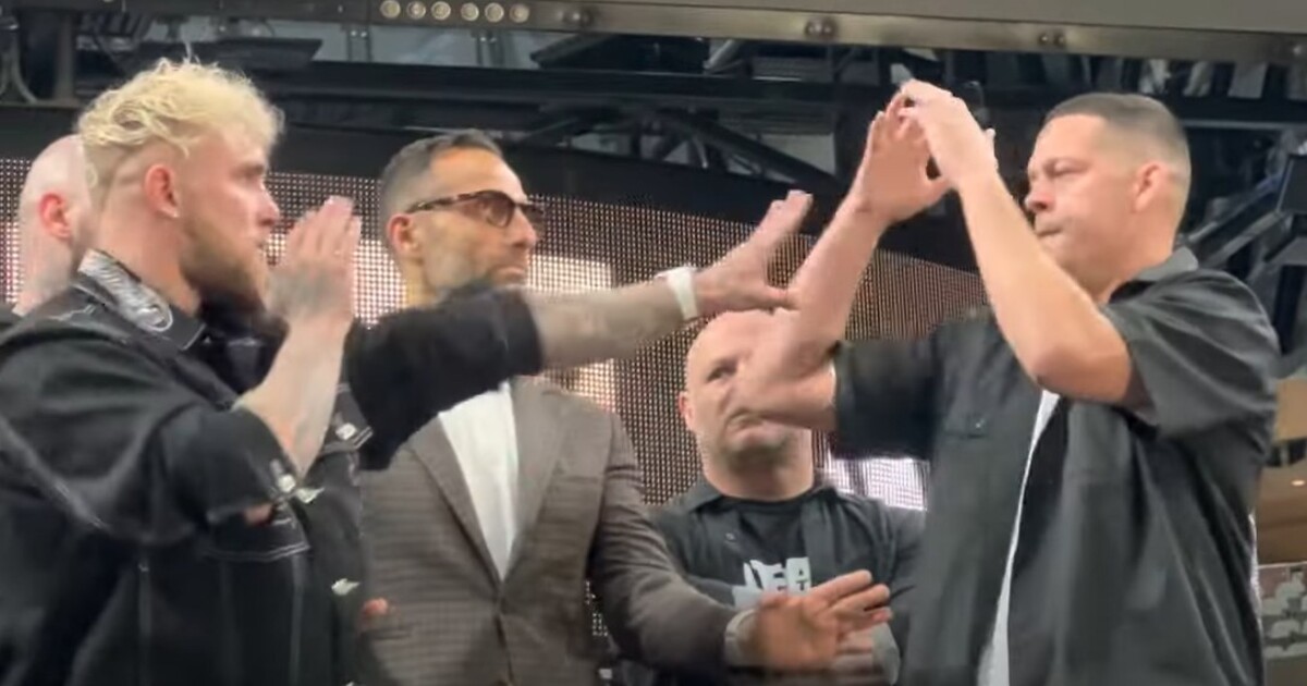 VIDEO: První staredown Jakea Paula a Natea Diaze téměř skončil rvačkou. Youtuber se bývalou hvězdu UFC snažil vyprovokovat