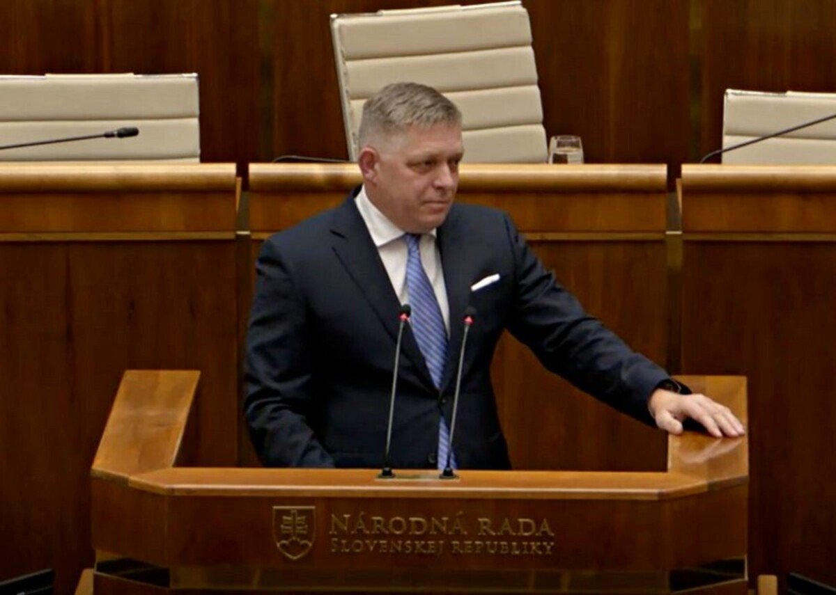 Premiér Robert Fico počas hodiny otázok.