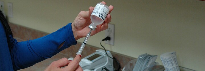 Pokud v Česku nedáš očkovat své dítě, můžeš dostat pokutu 10 tisíc korun. Nepomohou ti ani konspirace o autismu a jedech