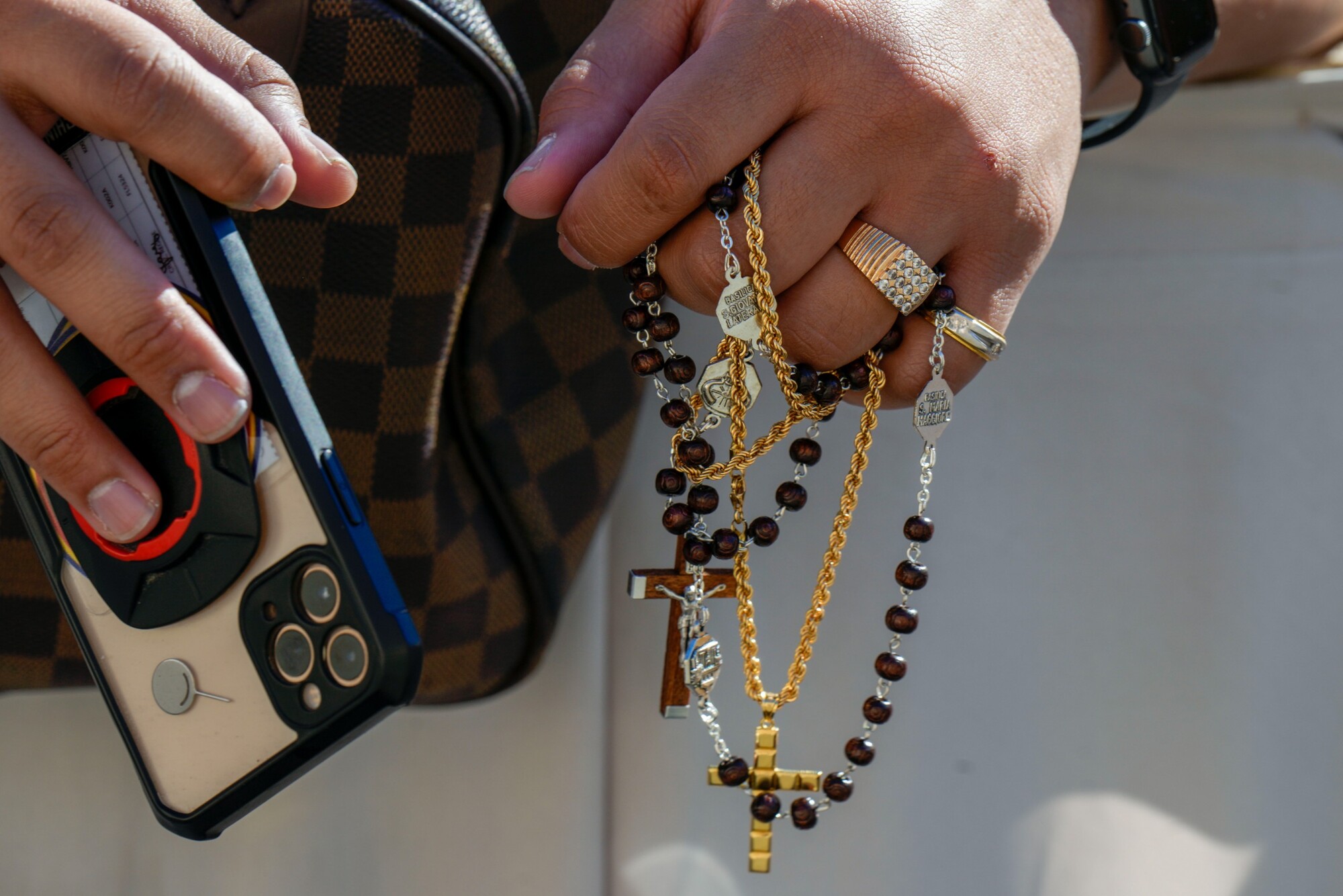 Veriaca drží mobilný telefón a ruženec počas pravidelnej generálnej audiencie na Námestí sv. Petra vo Vatikáne. (5. október 2022)