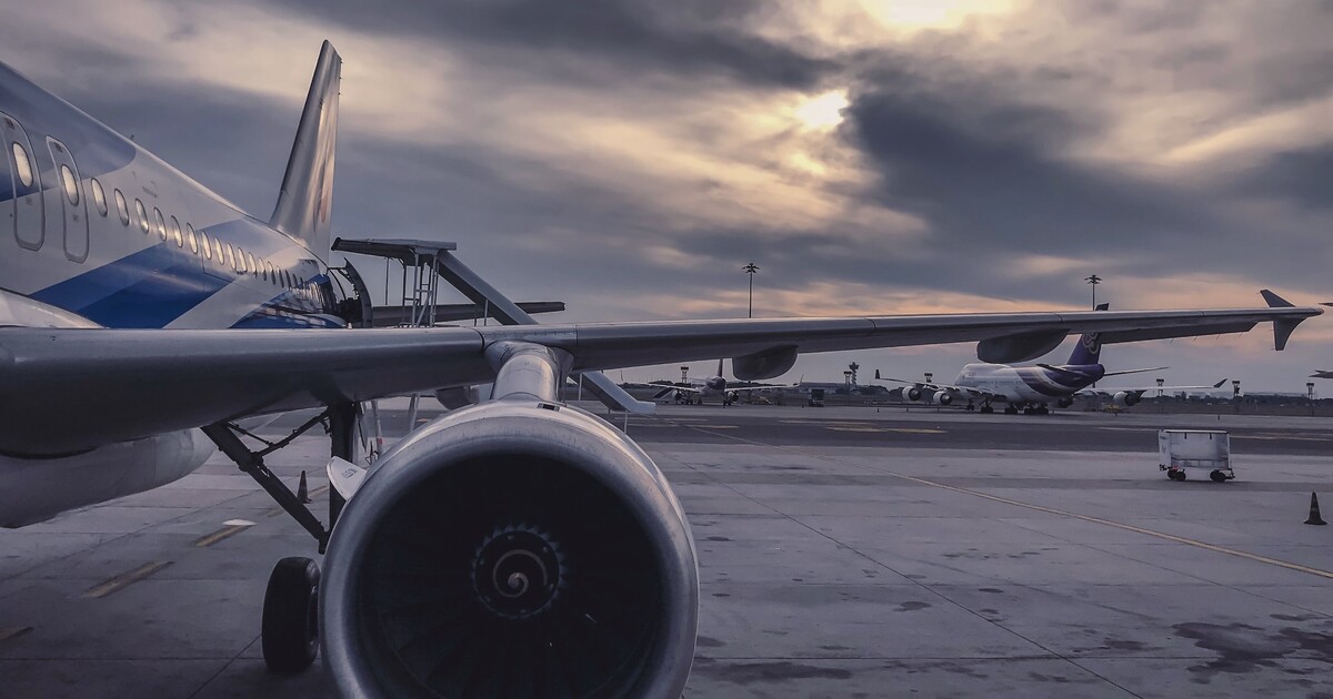 VIDEO: Cestující v letadle nepustili na záchod, tak se vymočila na podlahu