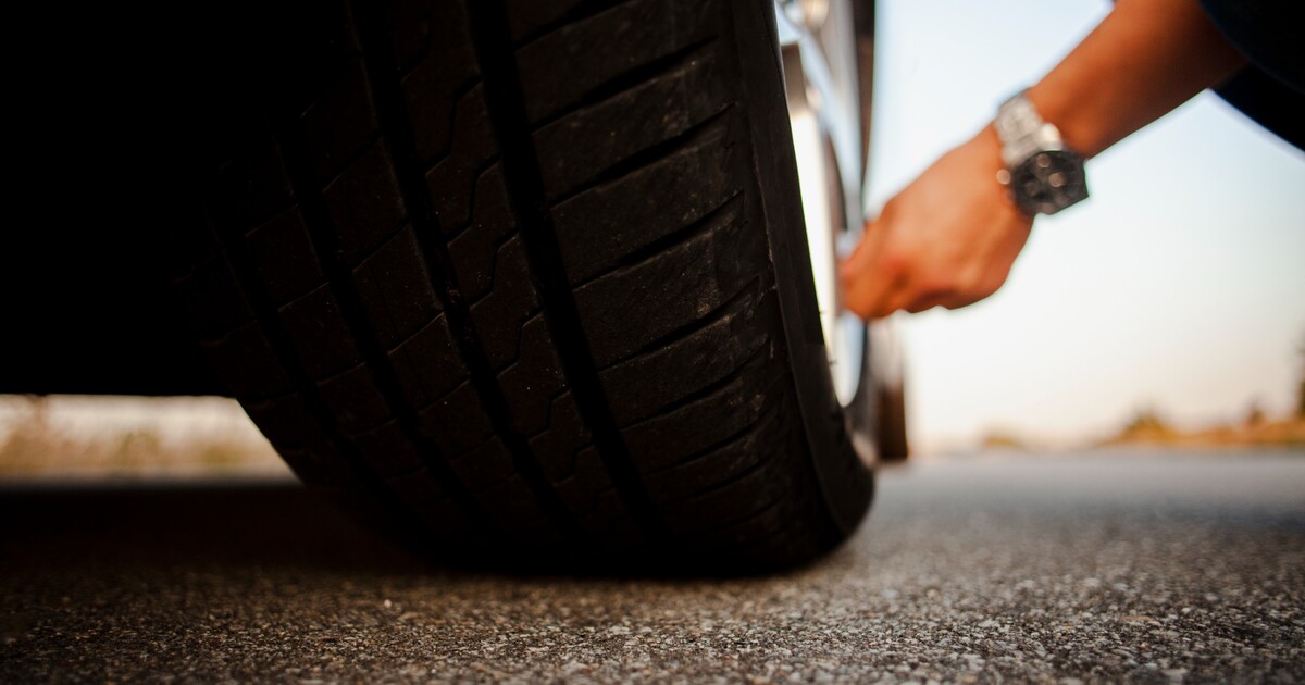 Vandal v Praze propíchal pneumatiky u více než 50 aut. „Vadí mi fotbaloví fanoušci, kteří neumí parkovat,“ řekl