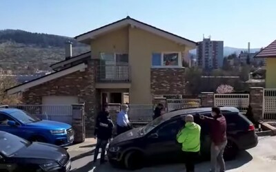Video zachytáva, ako Kajetána Kičuru odvádzajú v putách, polícia vyčíslila škodu na 39 miliónov eur.