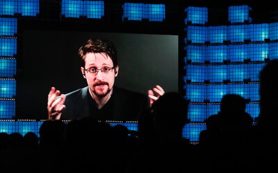 Američan Edward Snowden zložil vernosť Rusku, za čo dostal pas a občianstvo. Putinov režim mu garantuje ochranu pred vydaním.