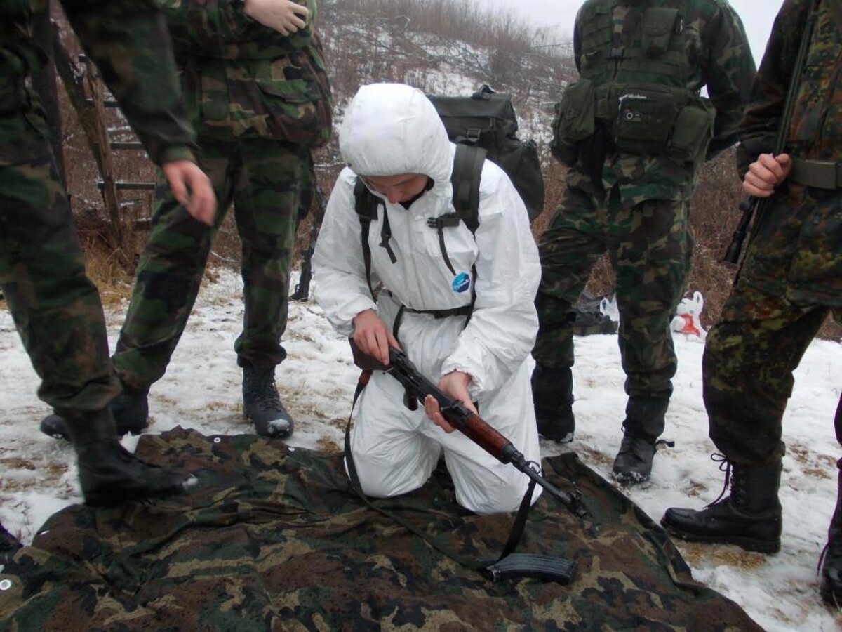 Michal Gabriš s expanzívnou zbraňou na výcviku Slovenských brancov.