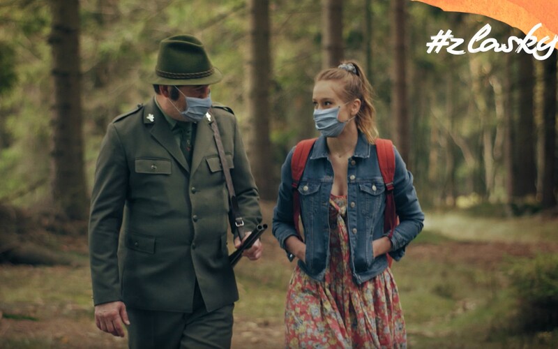 Kofola ako prvá použila v reklame rúška. Schovaj si pusu, vyzýva.