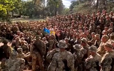 VIDEO: Ukrajinci si pred bojmi spievajú zborovo hymnu.