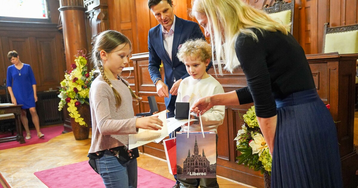 Dva muži na ulici v Liberci mlátili a škrtili ženu. Když jí nepomohl žádný dospělý, zakročili devítiletí školáci