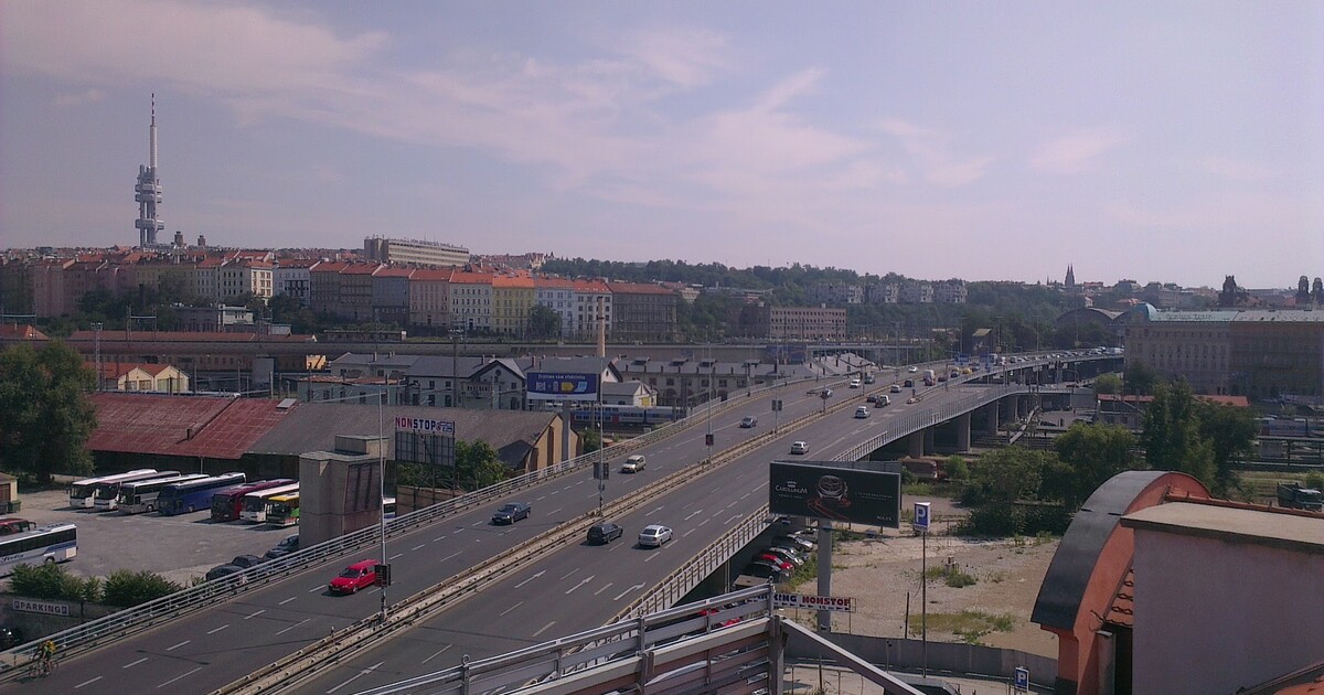 Video: Aktivisté Poslední generace zablokovali dopravu na pražské magistrále