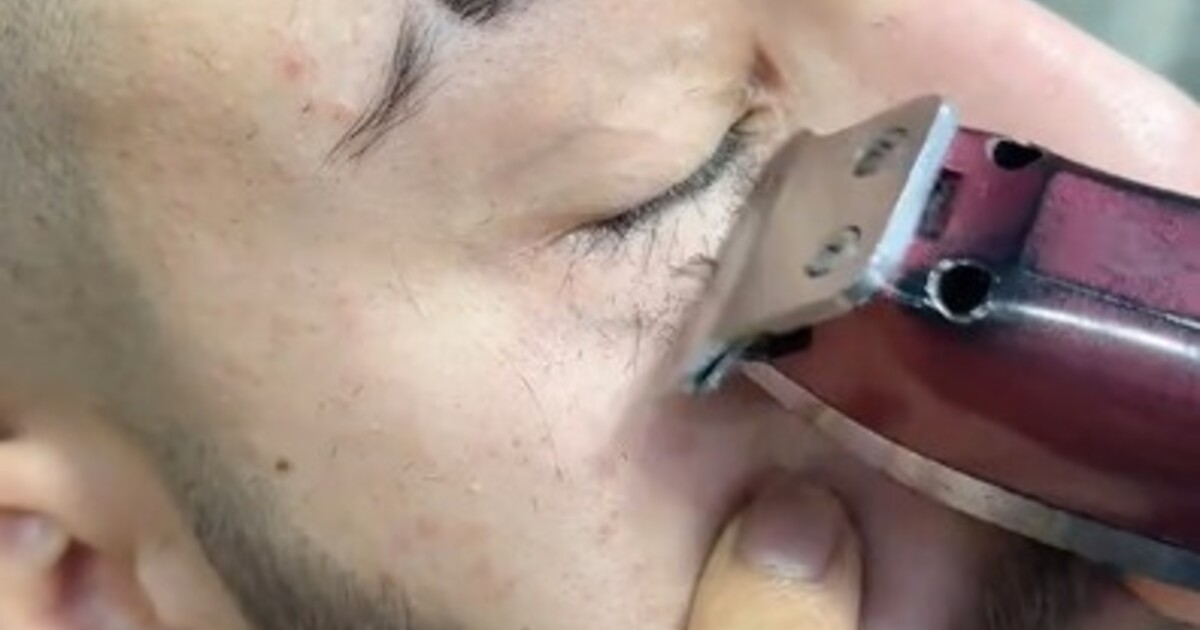 TikTokem se šíří další bizarní trend: muži si holí řasy, protože chtějí vypadat mužněji. Odborníci jsou zděšeni