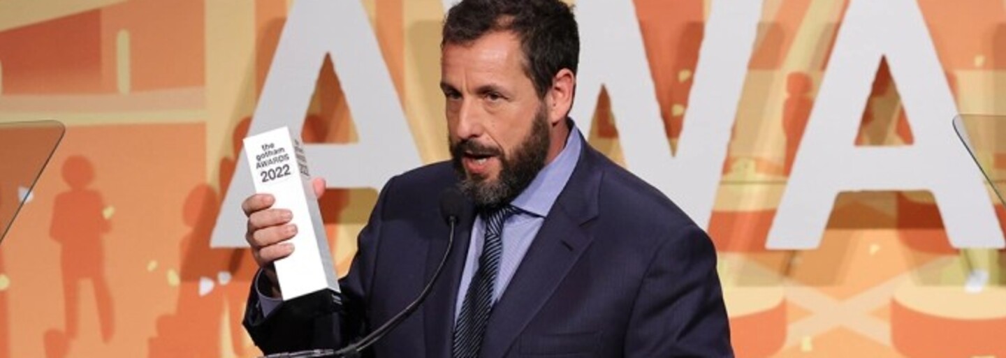 Dcéry Adama Sandlera napísali otcovi vtipnú ďakovnú reč na Gotham Awards: „Je*ať ostatných komikov“