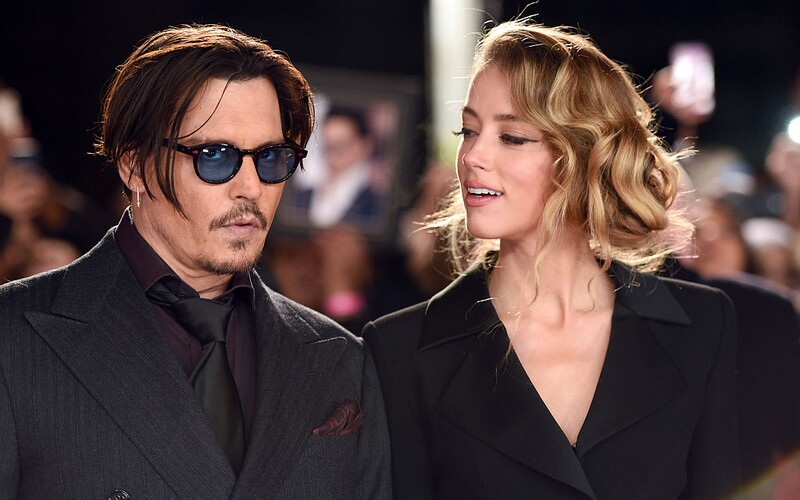 Johnny Depp bude moci nahlédnout do mobilu Amber Heard, rozhodl soud. Chce zjistit, zda fotky s modřinami nezfalšovala.