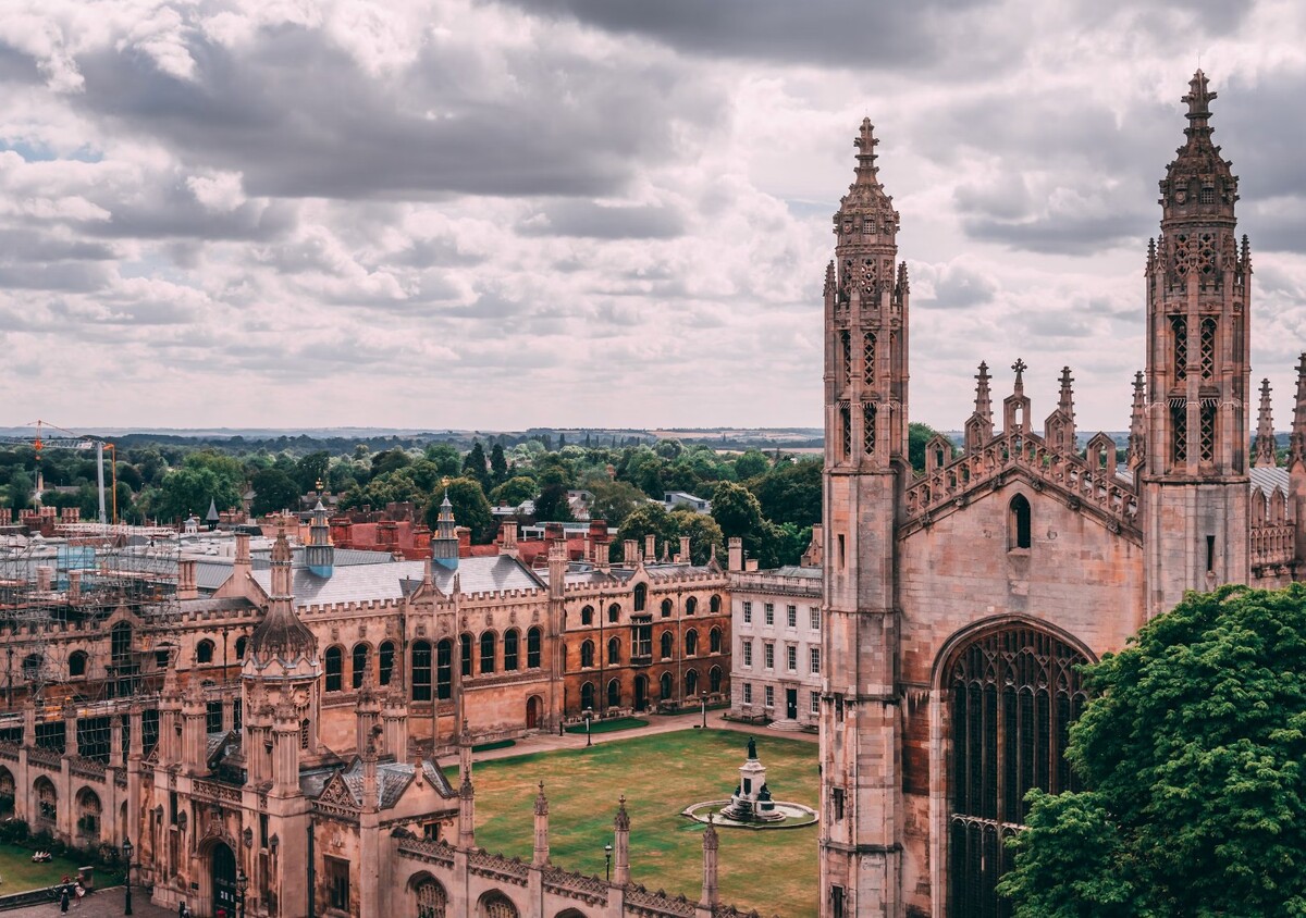 Cambridge pripomína v mnohých ohľadoch Rokfort. „Takmer pri každom mieste na škole nájdeš plaketku s opisom, aký objav sa kde uskutočnil, že tu sa napríklad prvýkrát spravil obraz DNA, alebo môžeš ísť do tej istej záhrady, kde kedysi študoval Charles Darwin,“ opisuje Maťa. 