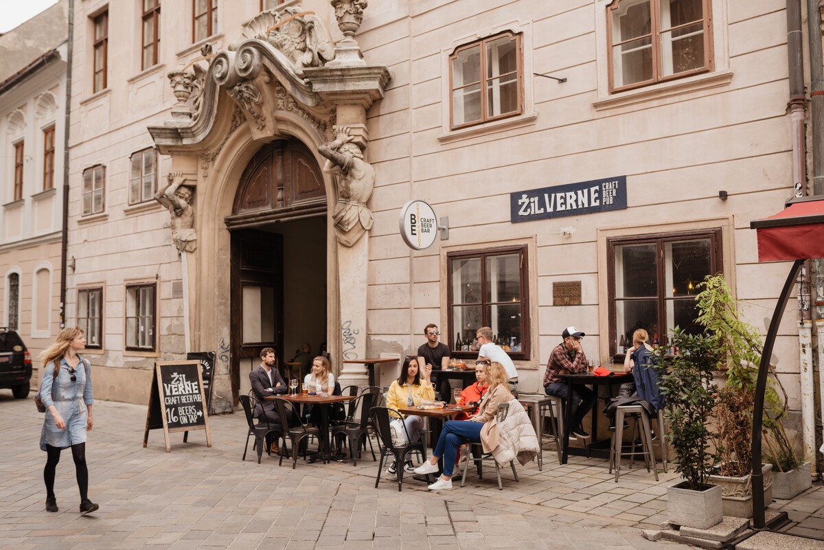 Terasa Žil Verne priťahuje aj zahraničných turistov.