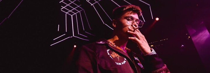 FRESH RELEASE: Syntetický pocity s NIKØTINem, Lajfr a blanc básní o Mama Issues a Arleta má venku nový klip