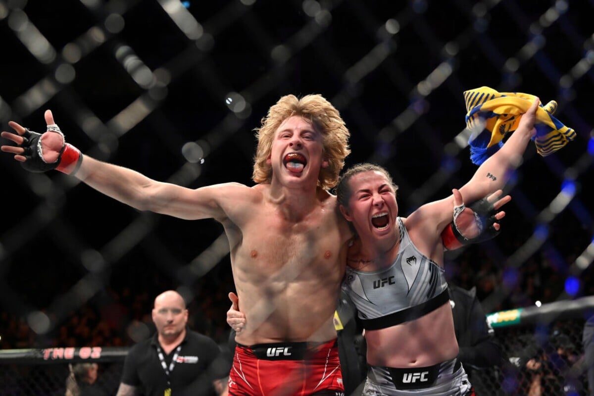 Paddy Pimblett a Molly Mccann společně slaví výhru na turnaji UFC Fight Night: Volkov vs. Aspinall v londýnské O2 Areně 19. března 2022