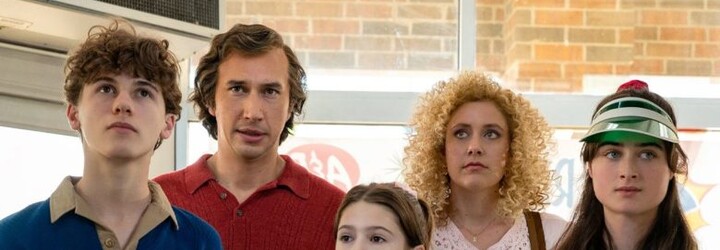 Adam Driver sa vo filme White Noise snaží udržať svoju rodinu pokope počas absolútneho šialenstva a ekologickej katastrofy