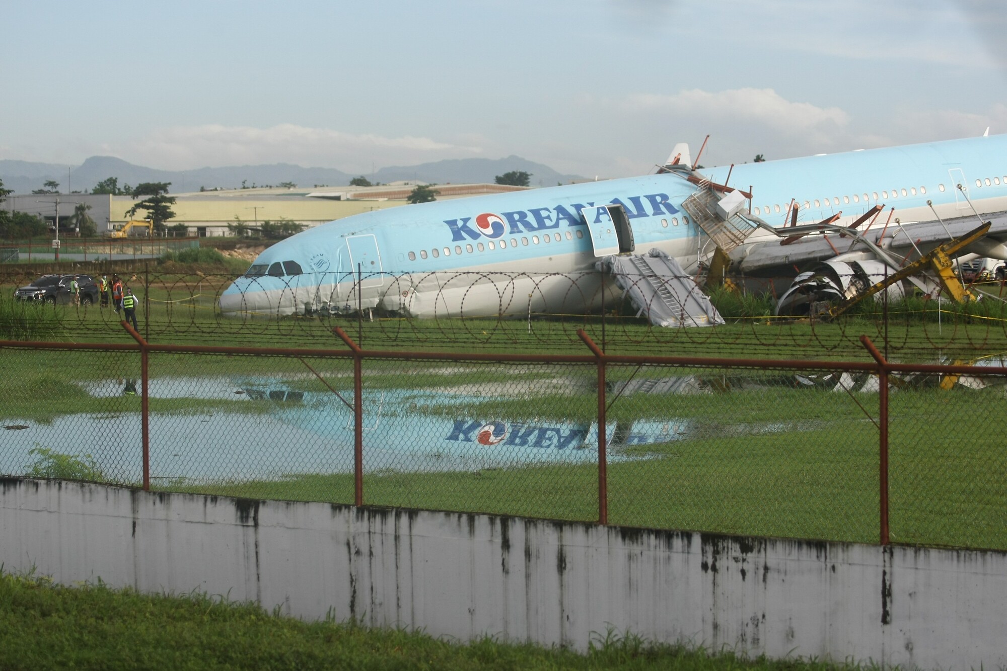 Lietadlo spoločnosti Korean Air so 173 ľuďmi na palube vybehlo z pristávacej dráhy na Filipínach. Stroj Airbus A330 sa v daždivom počasí pokúsil pristáť dvakrát predtým, ako pri treťom pokuse zastavil až za pristávacou plochou. (24. október 2022)