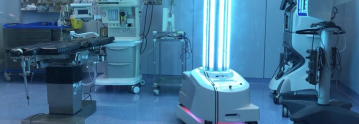 Tento speciální robot dezinfikuje školní třídy v Dánsku. Silným UV světlem ničí koronavirus ve vzduchu i na površích