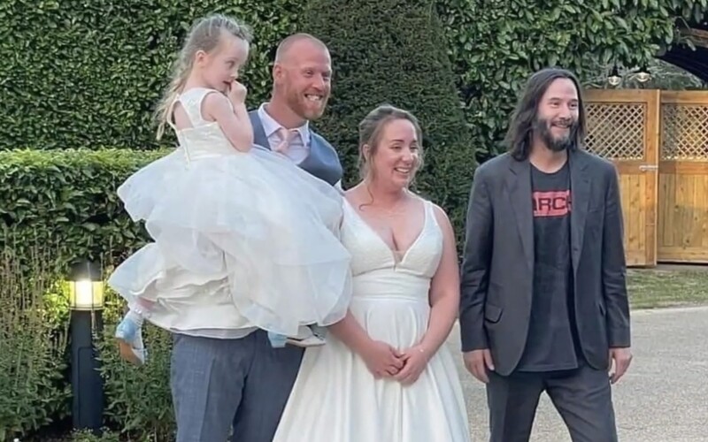 Keanu Reeves přišel nečekaně na svatební hostinu britského páru. Pogratuloval novomanželům a připil si s nimi.