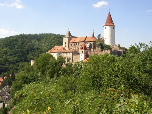 Najdeš ho v hlubokých lesích a býval sídlem králů i loveckým hradem. O jaký hrad jde?