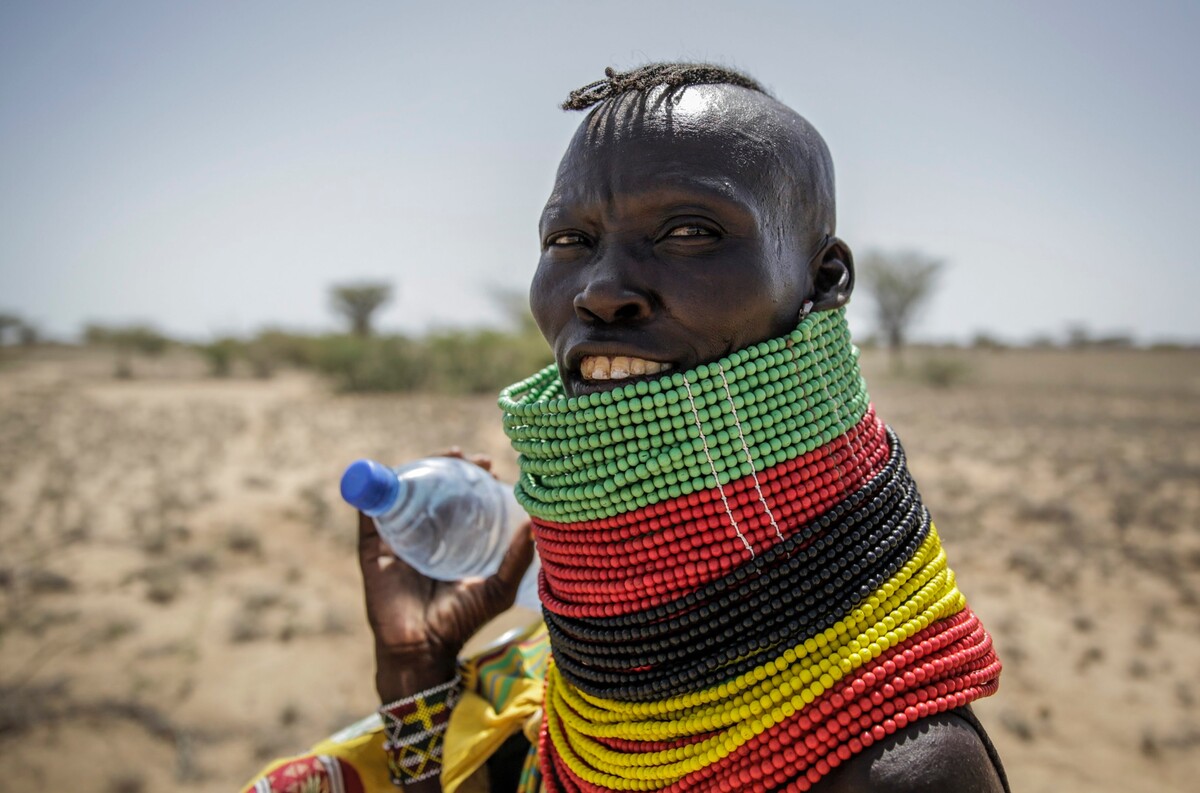 Žena nesie fľašu vody, keď sa vracia do svojej dediny Lomoputh na severe Kene. Hlavný koordinátor humanitárnej pomoci OSN Martin Griffiths navštívil vo štvrtok túto oblasť, aby sa oboznámil s následkami sucha, ktoré podľa OSN predstavuje vážnu humanitárnu krízu spôsobenú klimatickými zmenami v oblasti Afrického rohu. (12. mája 2022)
