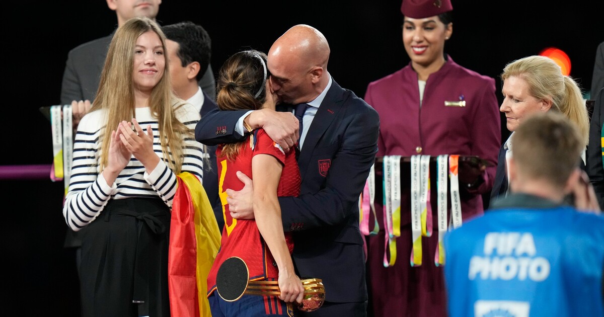 Prezident španělské fotbalové federace rezignuje kvůli polibku fotbalistky
