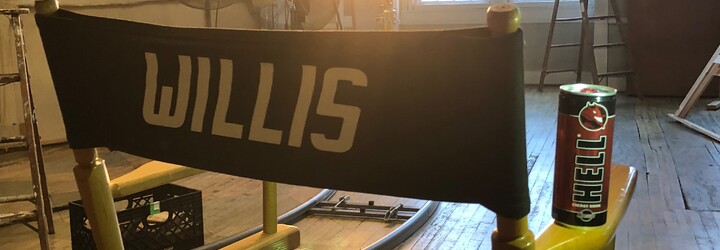 Bruce Willis sa stal tvárou HELL ENERGY DRINK. V novom spote predvádza svoje akčné umenie