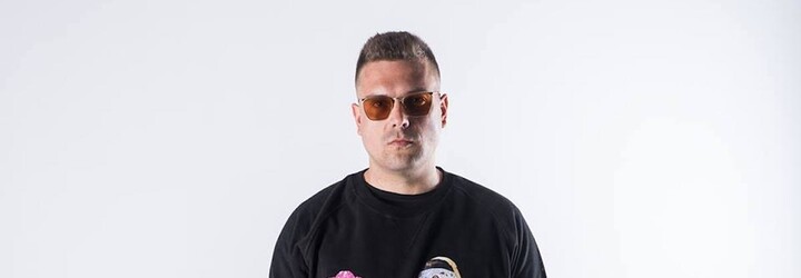 Nevážil jsem si života, chtěl si ho vzít, svěřuje se James Cole v nové skladbě Manuál. Poslechni si celé album Stanley Kuffenheim