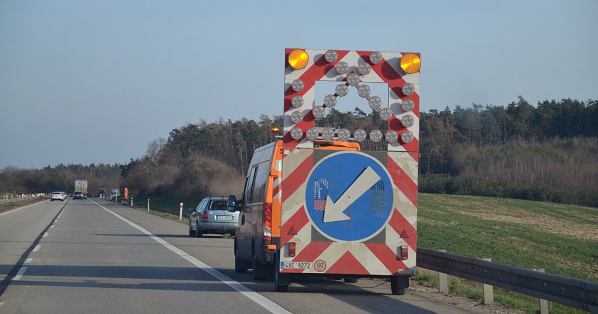 Na D1 mezi Mankovicemi a Bělotínem se srazil kamion a osobní auta, směr na Prahu je uzavřený