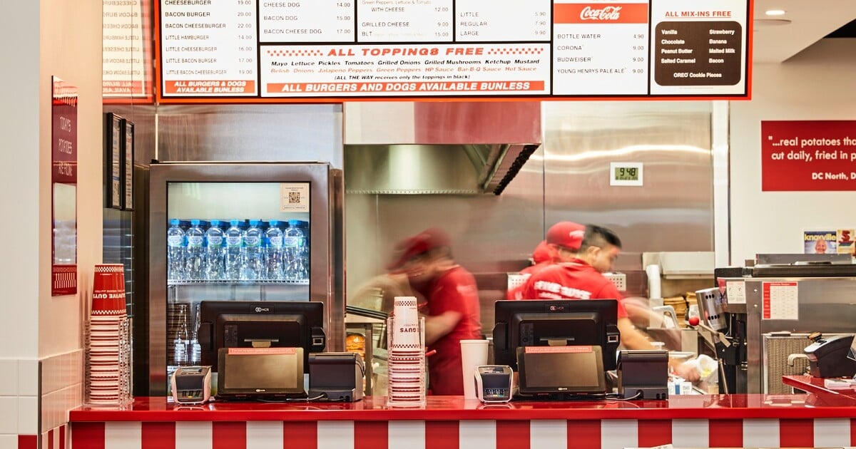 CEO Five Guys rozdal zaměstnancům 1,5 milionu dolarů. Bál se zavraždění