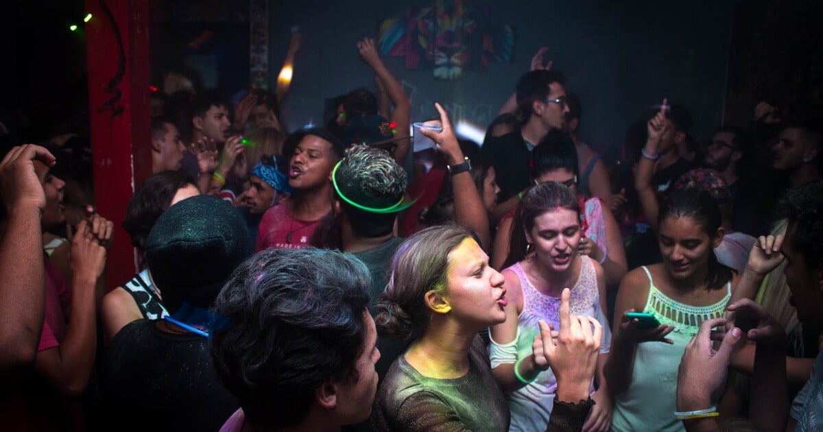 Od návalu energie přes „díru v nose“ až po delirium. Co se děje ve tvém těle, když užiješ kokain?