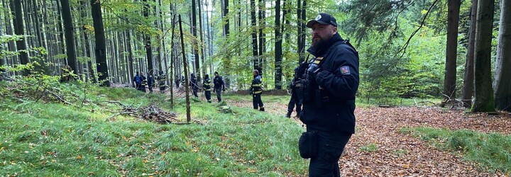 Osmiletou dívku, která se ztratila na Domažlicku, se stále nedaří najít. Policie zveřejnila nové fotografie