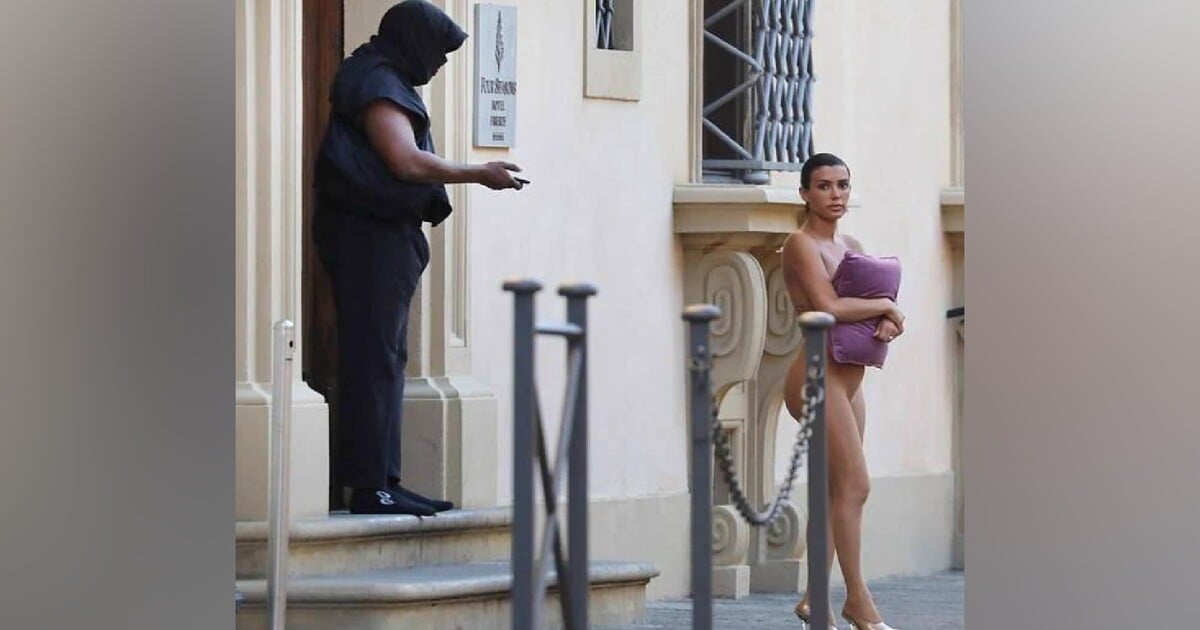 Ona s polštářem, on v ponožkách. Kanye West a Bianca Censori převedli další podivný outfit