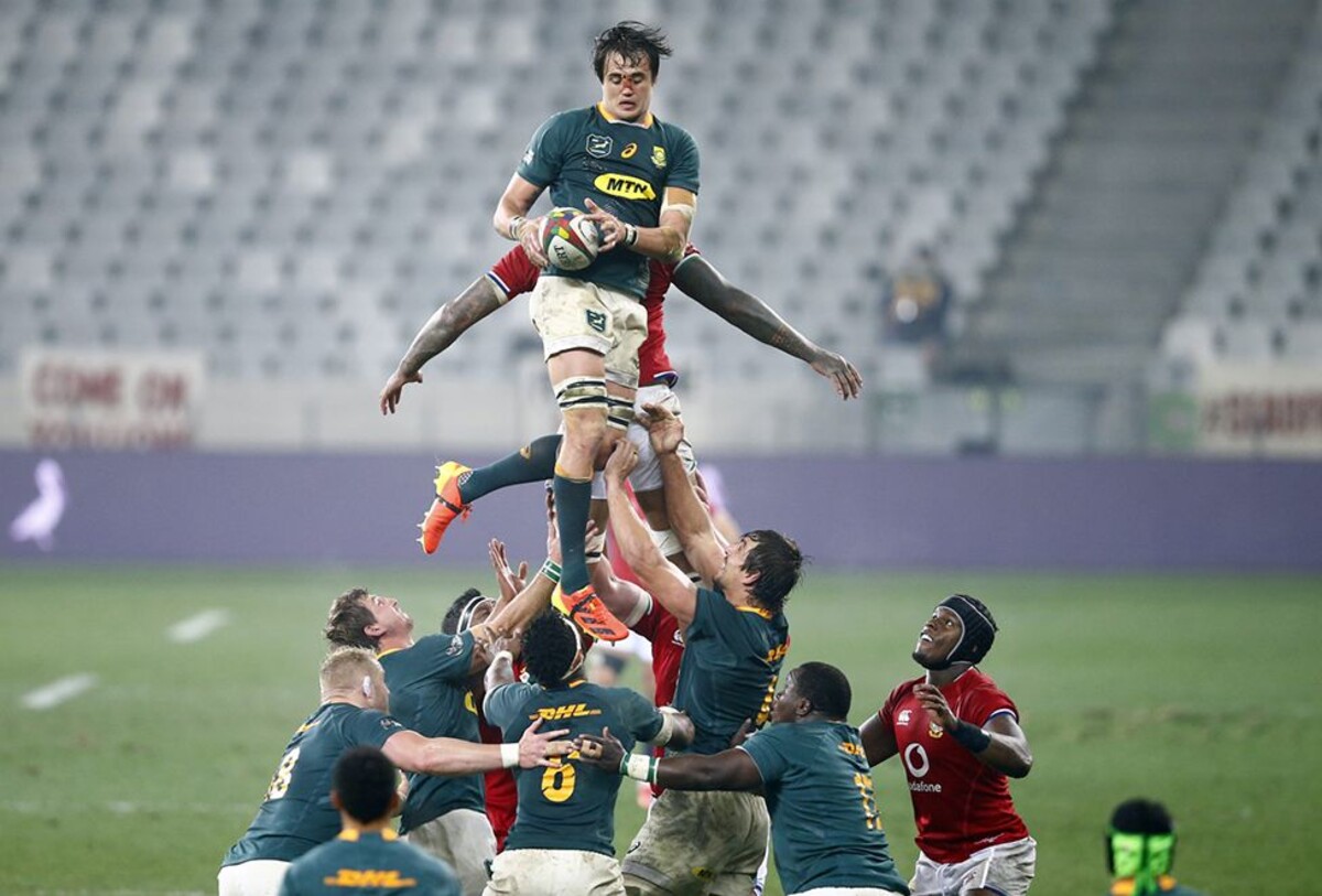 Kategorie: Rugby.
Jihoafričan Franco Mostert vyhrává sestavu proti britským a irským Lions v jejich zápase Rugby Union na stadionu v Kapském Městě. 