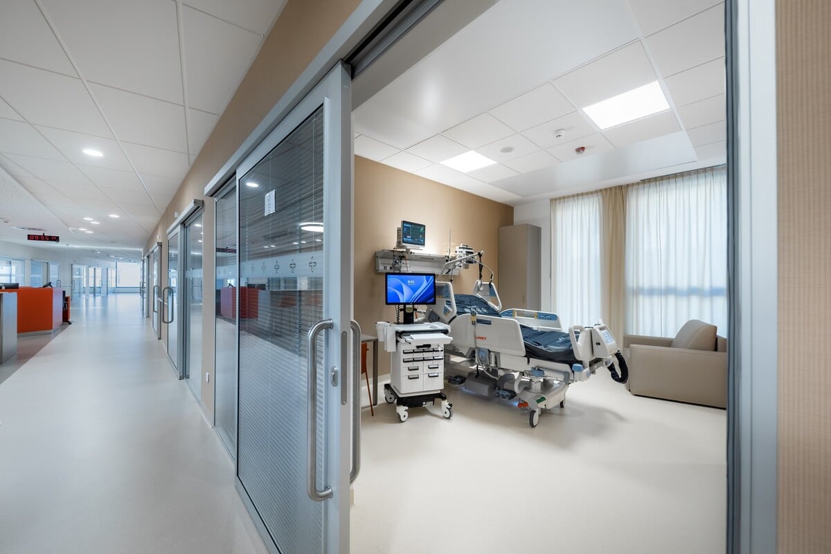 Lôžkové oddelenie v štandarde, s akým sa v slovenských nemocniciach pacienti nestretávajú.