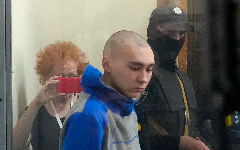 Na Ukrajině byl zahájen soud s ruským vojákem obviněným z vraždy civilisty. Hrozí mu doživotí.