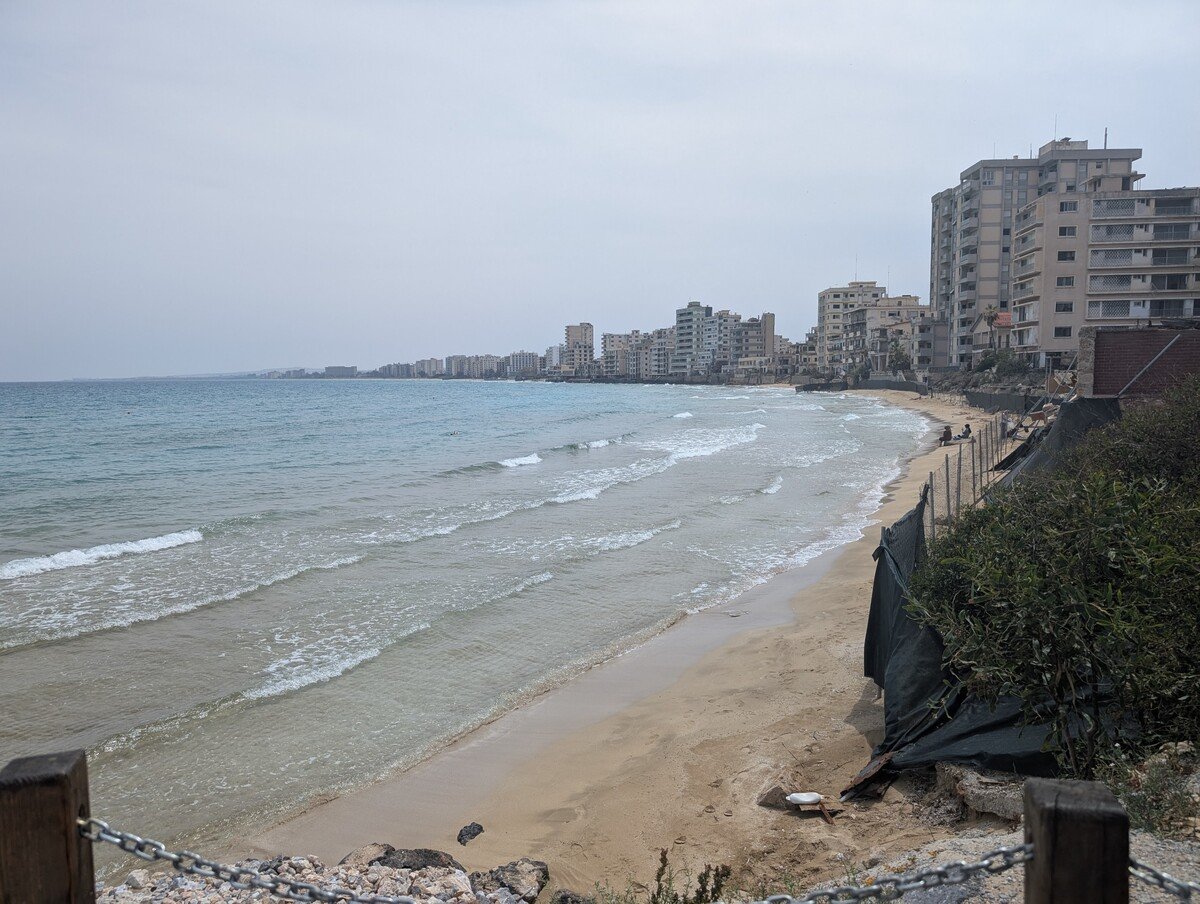 Jedna z nejbizarnějších pláží světa. Zaplavat si to můžeš hned vedle hotelových ruin.